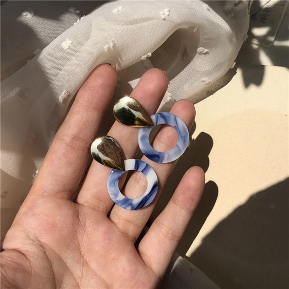 LAST Chic Marble Sky Blue Metal Pendant Earrings - Picture 4 of 4